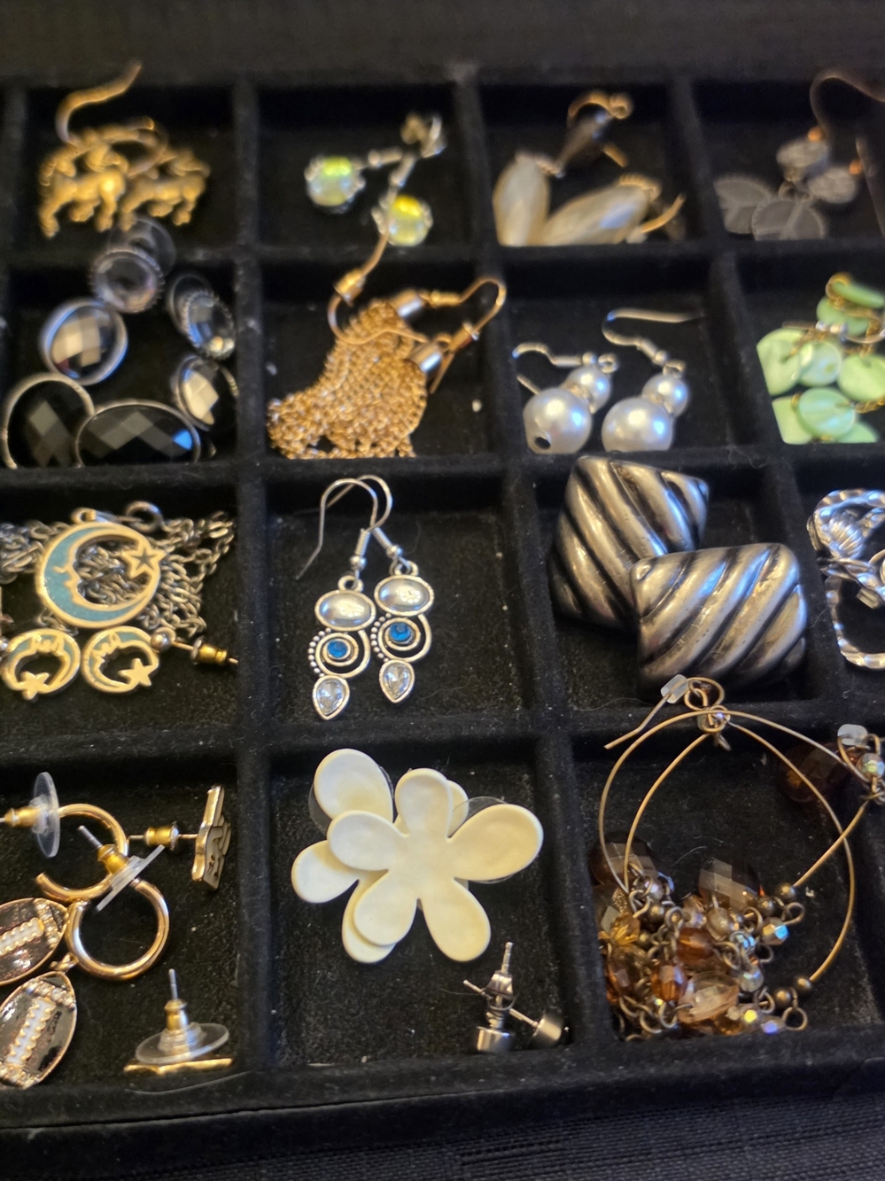Assorted lot of over 40 pairs of pierced Earrings Variety Styles - Picture 8 of 13